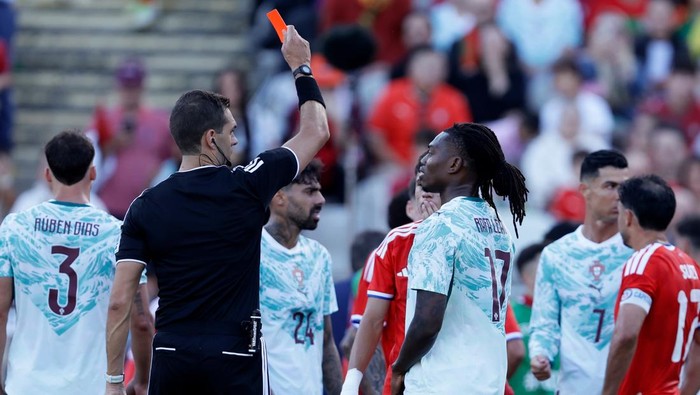 Pukul Pemain Lawan, Rafael Leão Ngaku Ingin Bela Cancelo