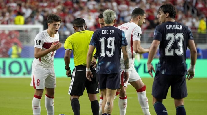 Momen Kocak! Pemain Paraguay Sempat 'Colong' Jam Tangan Wasit di Tengah Laga