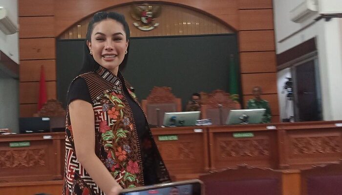 # Jaksa Berharap Permohonan Peninjauan Kembali Nikita Mirzani Tidak Dikabulkan **Rabu, 15 Juli 2026** Jaksa menyampaikan harapannya agar Mahkamah Agung menolak permohonan peninjauan kembali (PK) yang diajukan oleh Nikita Mirzani dalam perkara yang sedang ditempuh melalui jalur hukum. Sikap tersebut disampaikan sebagai bagian dari proses hukum yang masih berlangsung. Menurut pihak jaksa, putusan yang telah dijatuhkan sebelumnya dinilai telah melalui tahapan pemeriksaan sesuai ketentuan hukum yang berlaku. Oleh karena itu, mereka berpendapat bahwa putusan tersebut memiliki dasar yang kuat dan layak untuk dipertahankan. Jaksa juga menegaskan bahwa setiap pihak memang memiliki hak untuk mengajukan upaya hukum, termasuk peninjauan kembali. Namun, keputusan akhir sepenuhnya berada di tangan Mahkamah Agung setelah mempertimbangkan seluruh dokumen, alasan, serta bukti yang diajukan dalam permohonan tersebut. Sementara itu, proses administrasi perkara terus berjalan sesuai mekanisme yang berlaku. Seluruh pihak diminta menghormati tahapan hukum hingga nantinya Mahkamah Agung mengeluarkan keputusan resmi. Perkara ini kembali menjadi perhatian publik karena melibatkan figur yang dikenal luas di dunia hiburan. Meski demikian, para pihak mengingatkan agar masyarakat tidak terburu-buru mengambil kesimpulan sebelum proses hukum selesai sepenuhnya. Di sisi lain, tim kuasa hukum Nikita Mirzani tetap menempuh langkah hukum yang dianggap sebagai hak kliennya. Mereka berharap permohonan yang diajukan dapat dipertimbangkan secara objektif berdasarkan fakta dan ketentuan hukum yang berlaku. Pengamat hukum menilai bahwa mekanisme peninjauan kembali merupakan bagian dari sistem peradilan yang memberikan kesempatan bagi para pencari keadilan untuk mengajukan pemeriksaan ulang apabila terdapat alasan yang memenuhi syarat sesuai peraturan perundang-undangan. Kini, perhatian publik tertuju pada Mahkamah Agung yang akan mempelajari seluruh berkas sebelum mengambil keputusan. Apa pun hasilnya nanti, seluruh pihak diharapkan menghormati putusan sebagai bagian dari proses penegakan hukum di Indonesia.