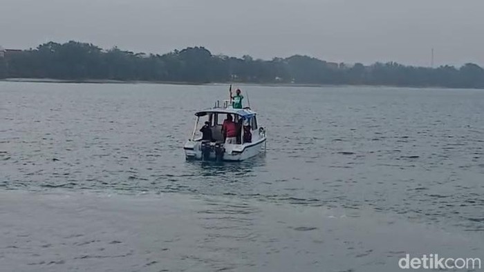 Polisi Tambal Jalan Berlubang di Bawah Flyover Ciputat Usai Terima Laporan Warga